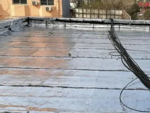菏泽卫生间漏水维修公司分享下菏泽屋面楼顶防水刚性防水层施工要点。